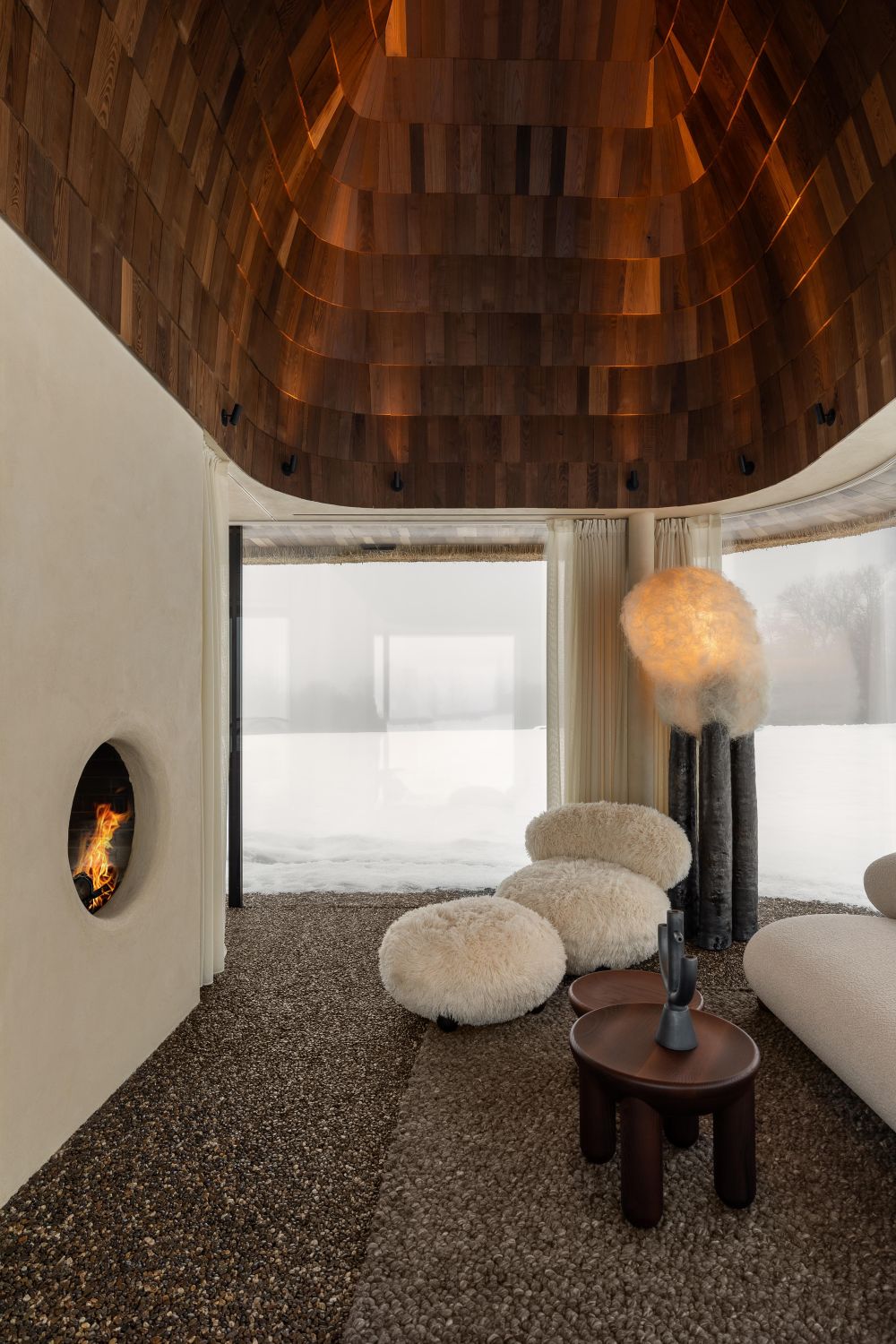 salon décoration design avec cheminée ronde maison contemporaine vitrée Hata-Mazanka en Ukraine par Yod Group 
