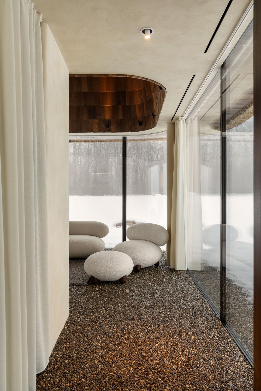salon décoration design maison contemporaine vitrée Hata-Mazanka en Ukraine par Yod Group 