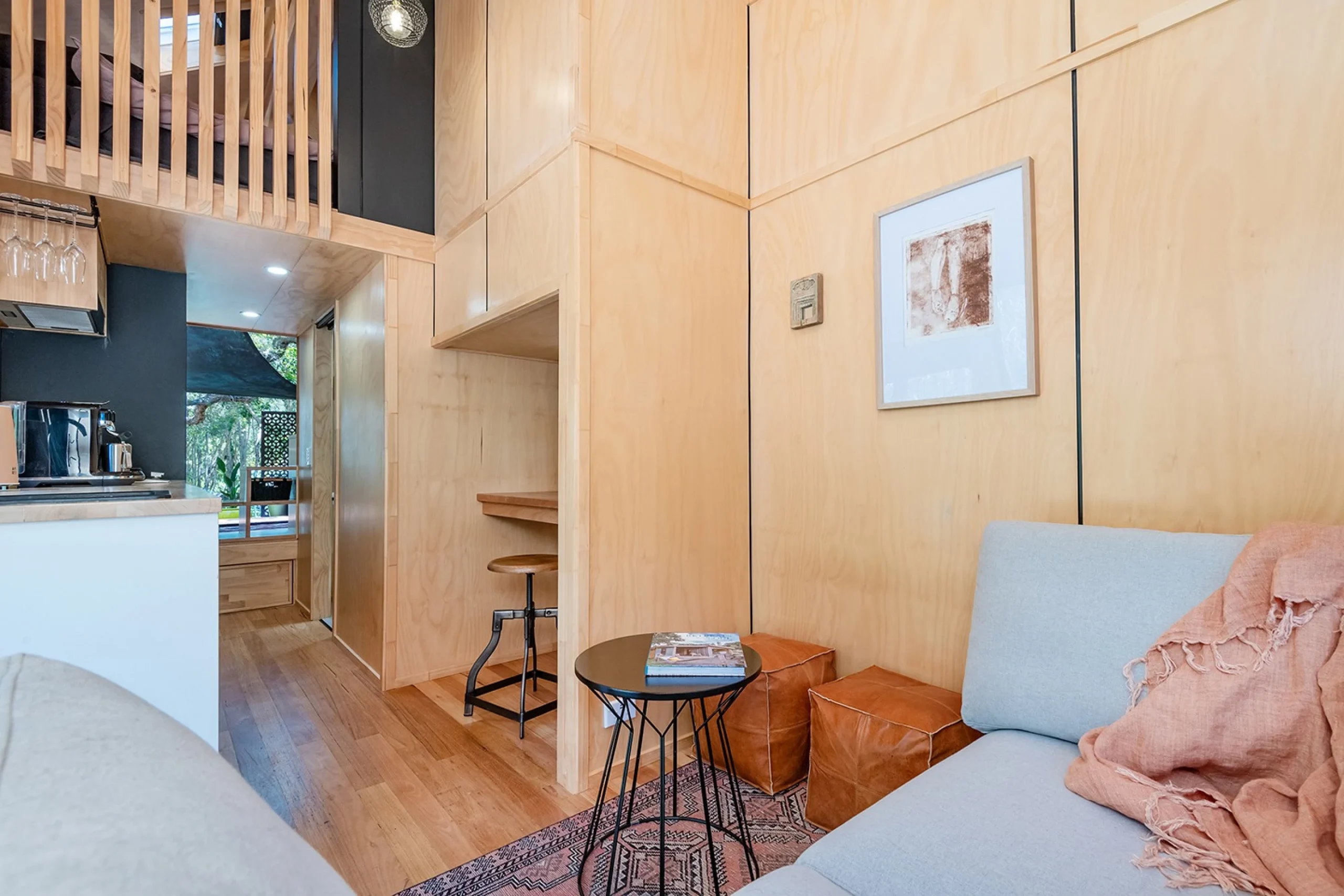 salon avec mezzanine pour chambre mini maison de 15m2 l’Artista par Tiny Tect Tiny Houses