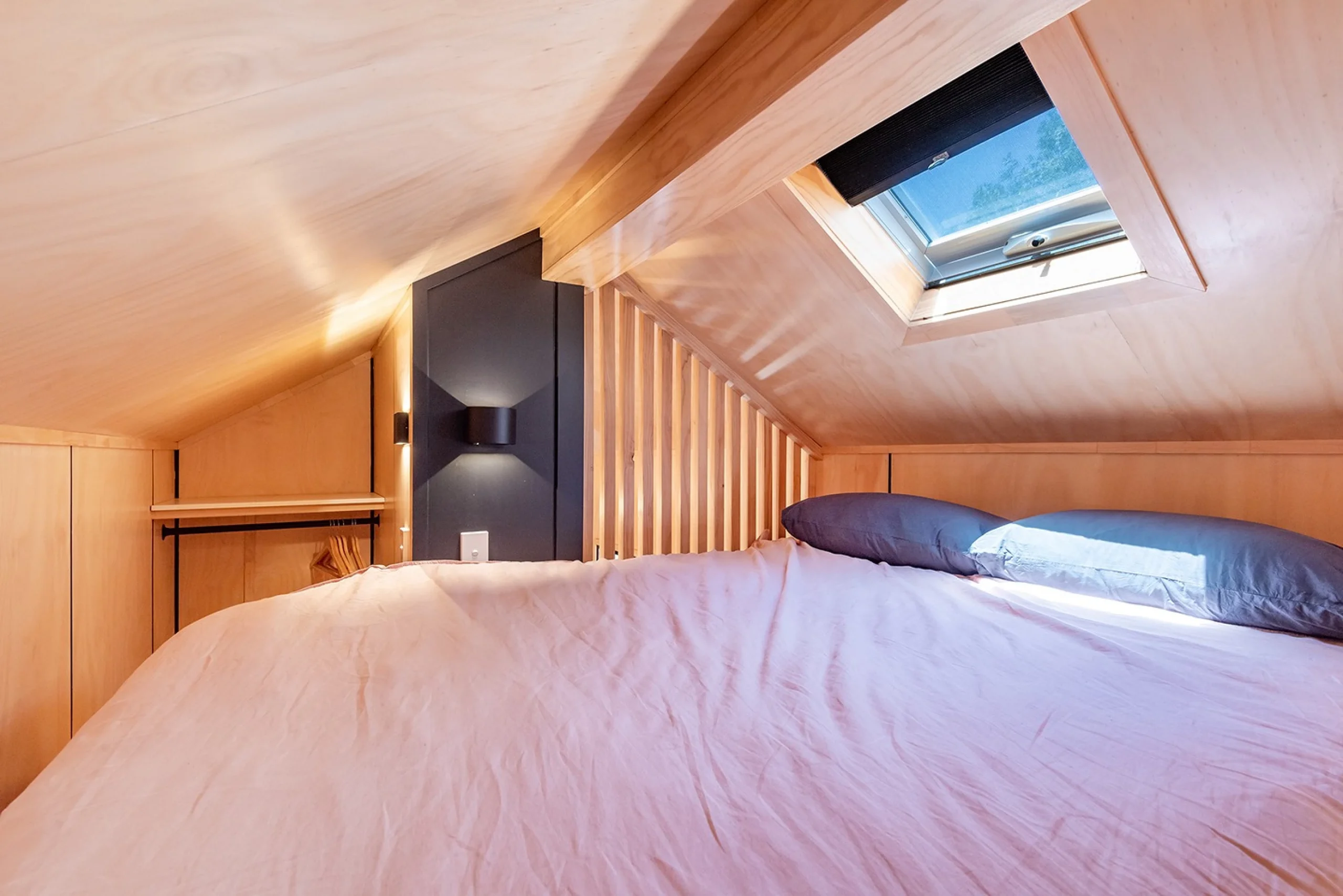 chambre mansardée avec velux mini maison de 15m2 l’Artista par Tiny Tect Tiny Houses