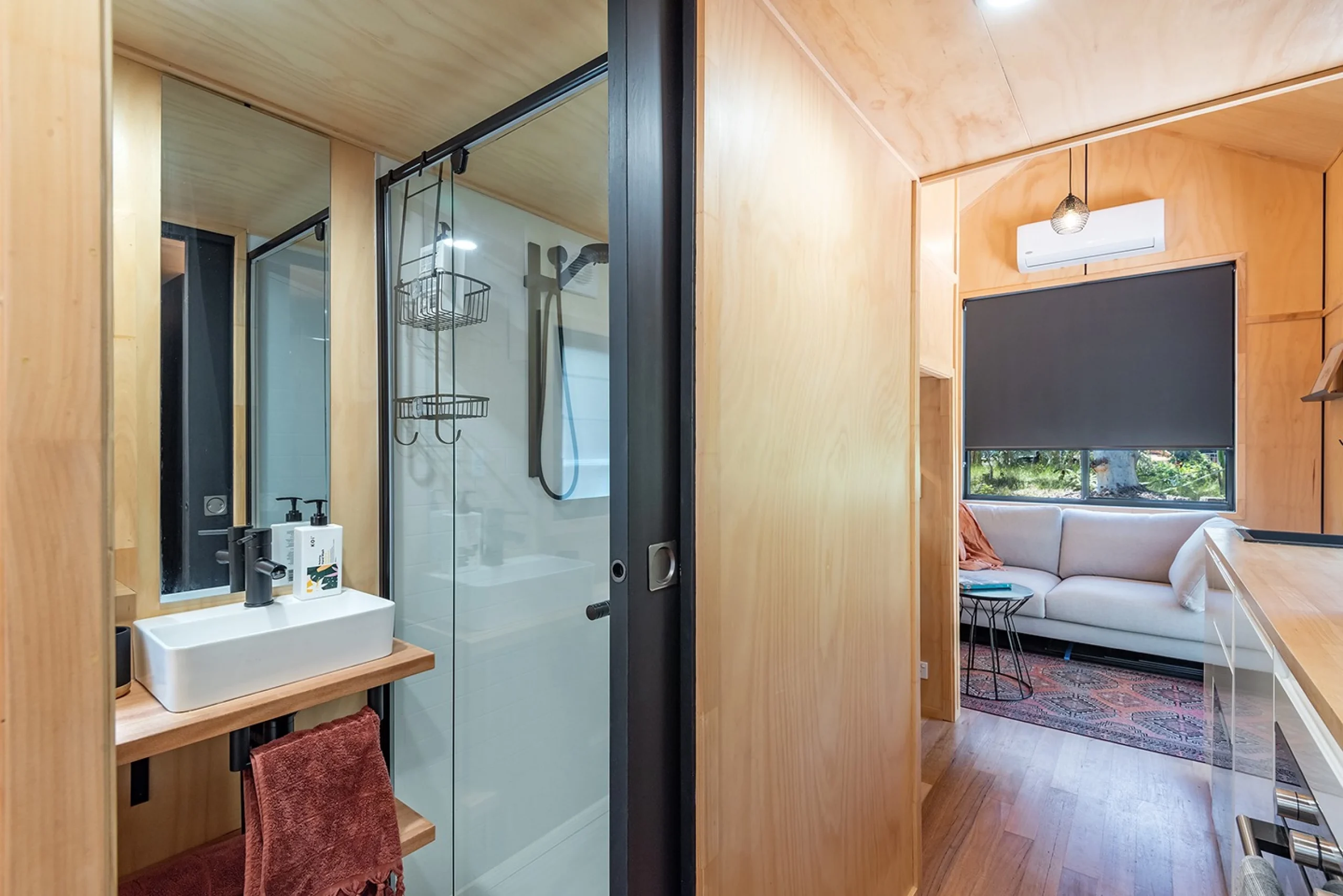 salon et salle de bain mini maison de 15m2 l’Artista par Tiny Tect Tiny Houses
