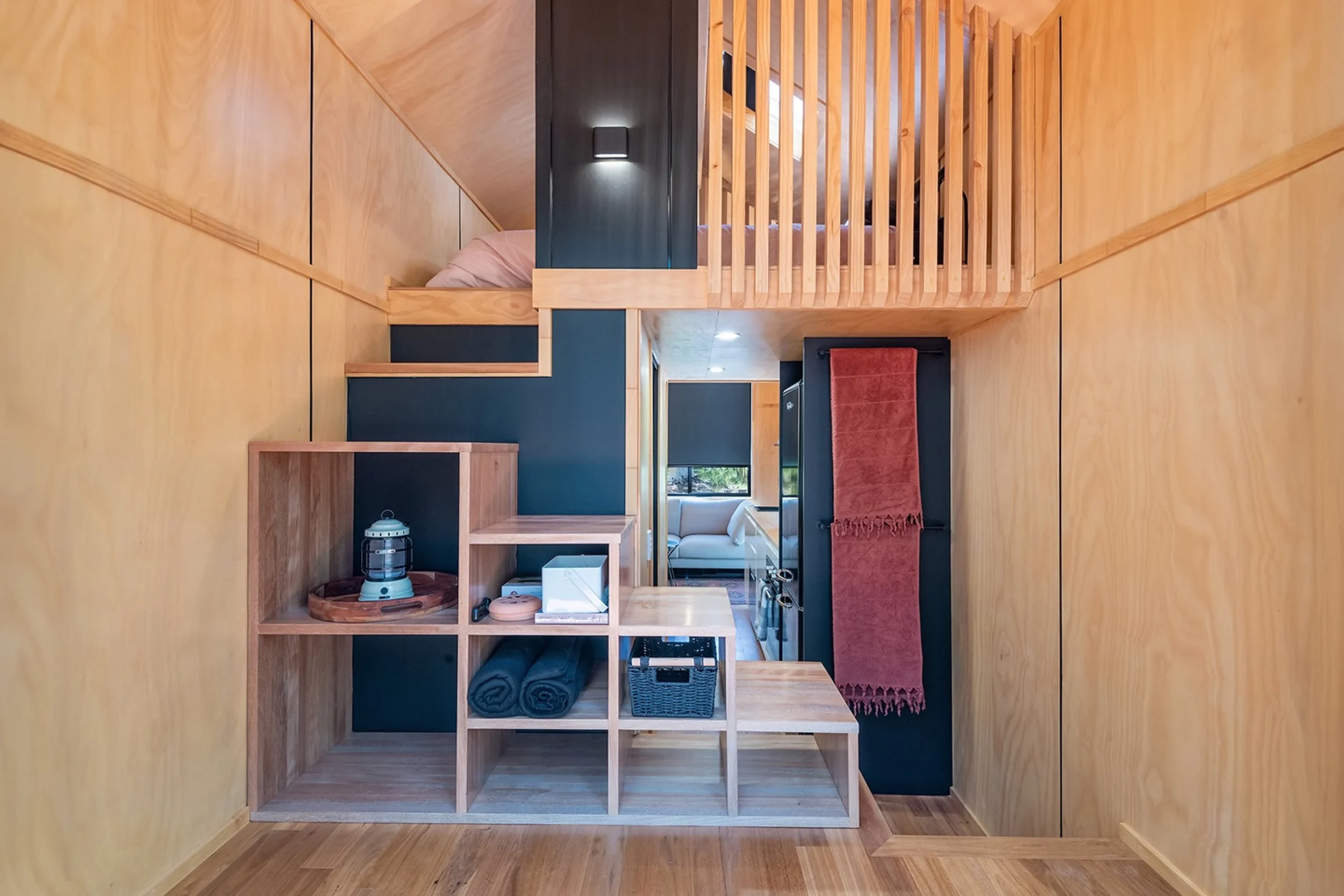 escalier avec rangements pour mezzanine mini maison de 15m2 l’Artista par Tiny Tect Tiny Houses