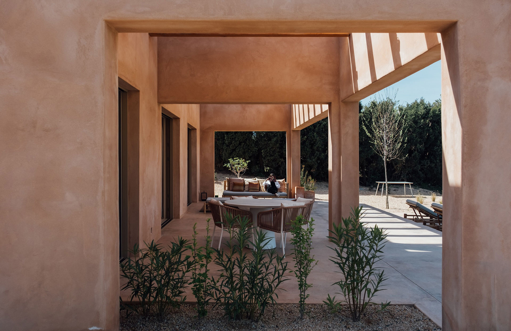terrasse Casa Terra finca contemporaine Espagne décoration rustique chic