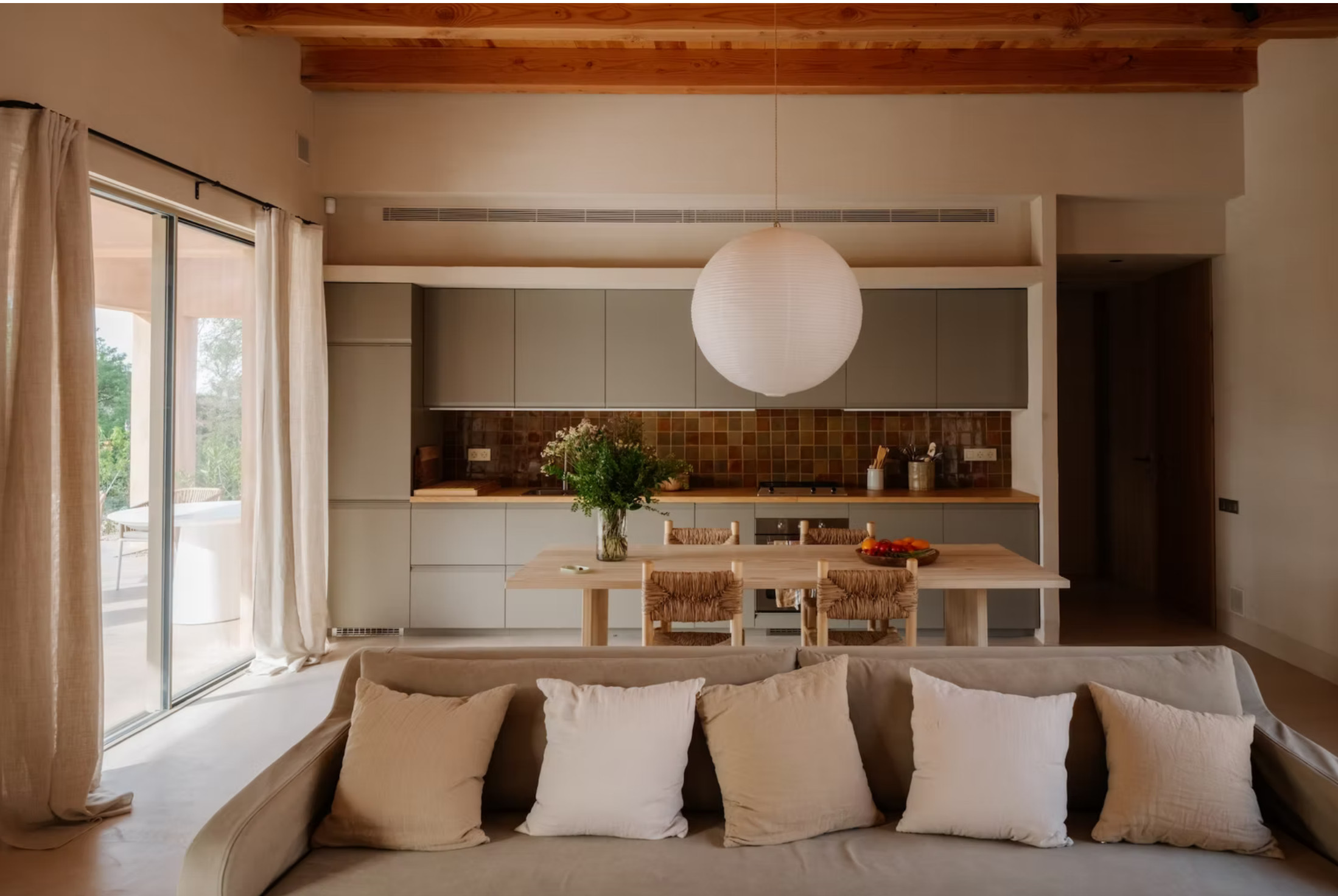 salon avec cuisine ouverte Casa Terra finca contemporaine Espagne décoration rustique chic