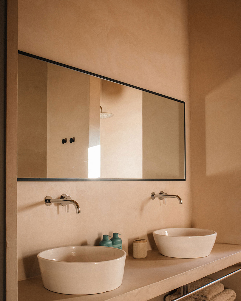 salle de bain murs enduits Casa Terra finca contemporaine Espagne décoration rustique chic