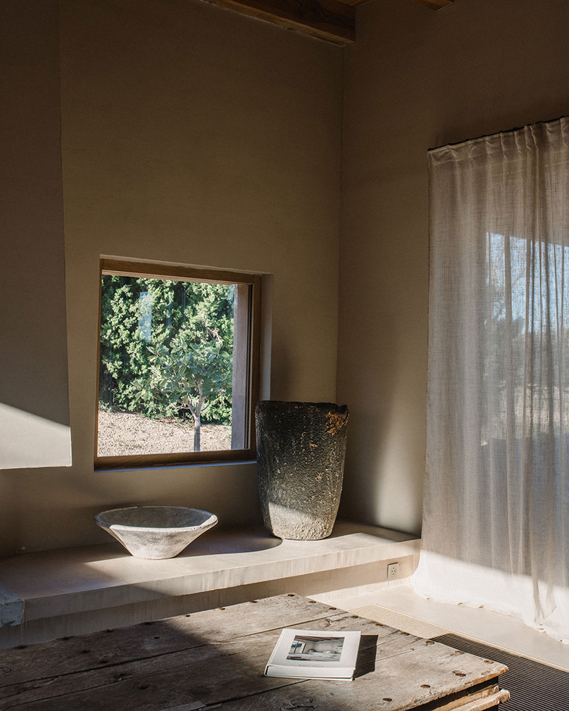 salon avec cheminée Casa Terra finca contemporaine Espagne décoration rustique chic