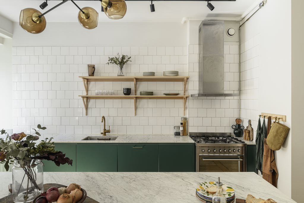 cuisine verte avec îlot marbre décoration scandinave