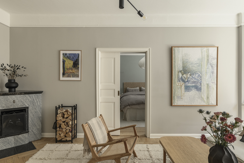 salon beige et bois avec cheminée décoration scandinave