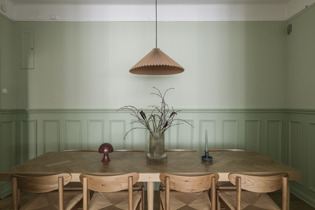 salle à manger boiseries et murs verts décoration scandinave
