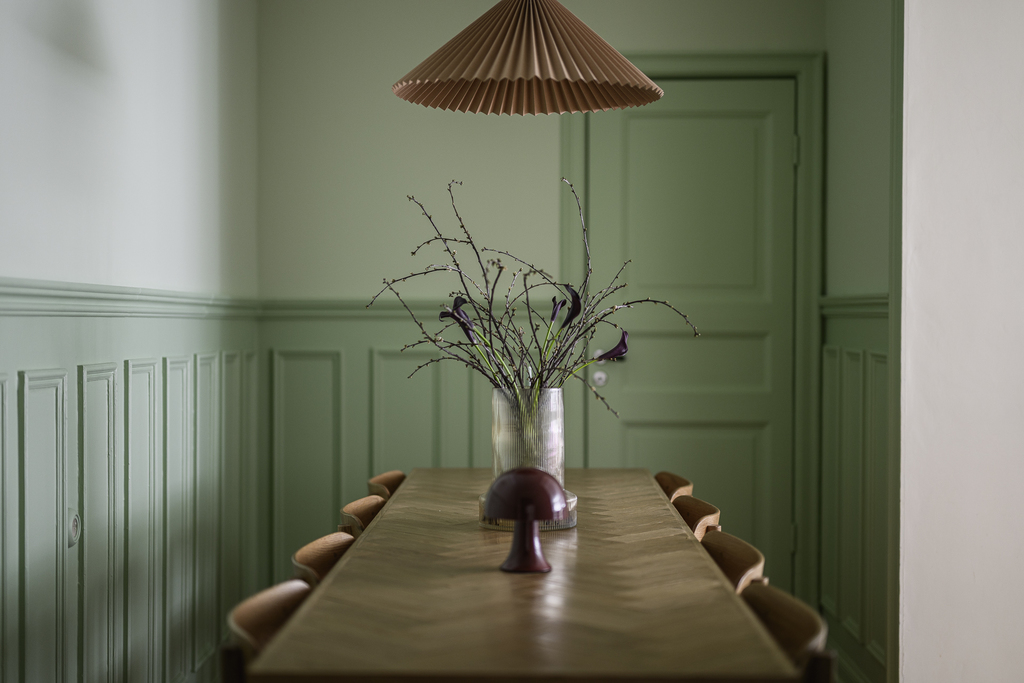 salle à manger boiseries et murs verts décoration scandinave