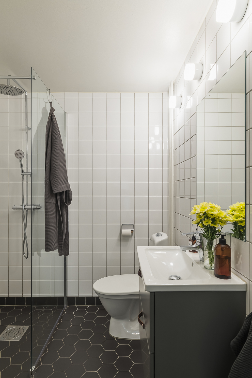 salle de bain blanche et grise