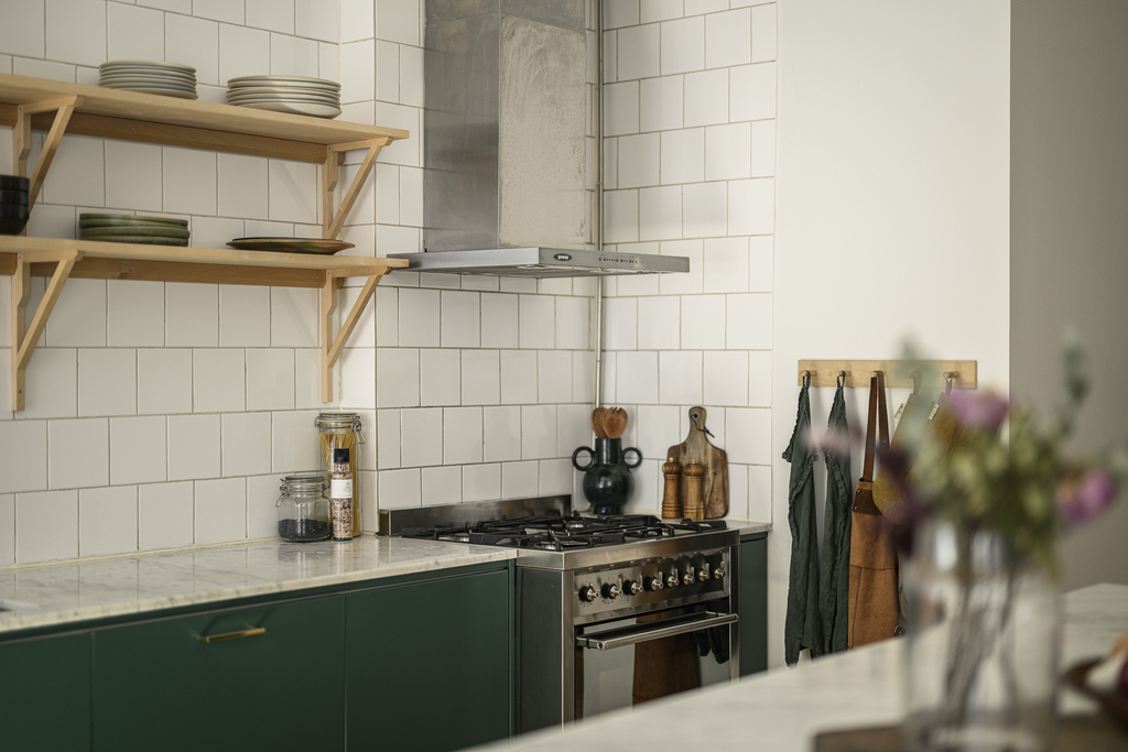 cuisine verte avec îlot marbre décoration scandinave