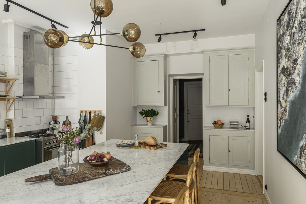 cuisine verte avec îlot marbre décoration scandinave