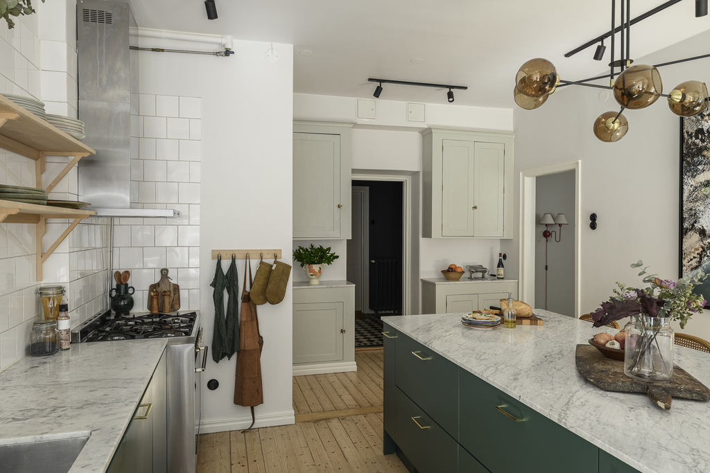 cuisine verte avec îlot marbre décoration scandinave