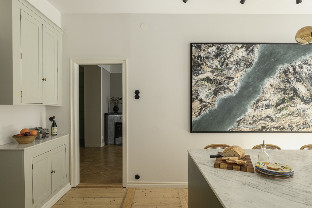 cuisine verte avec îlot marbre décoration scandinave