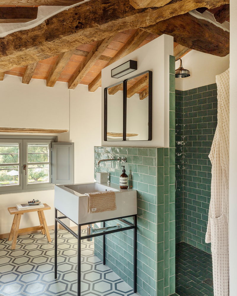 salle de bain avec zelliges et poutres