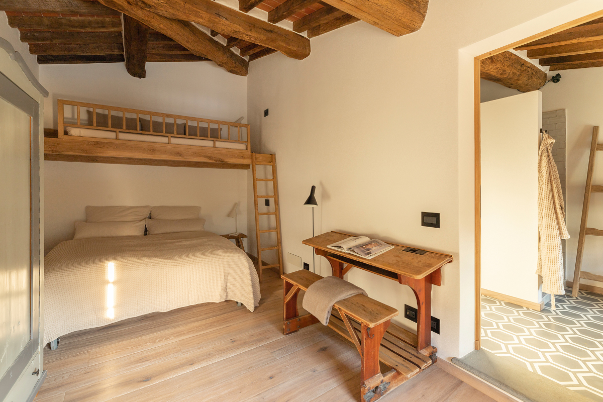 chambre avec poutres ferme rénovée en Toscane