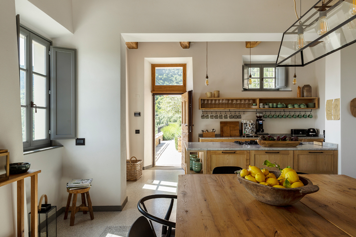 cuisine avec îlot et salle à manger décoration rustique chic ferme rénovée en Toscane