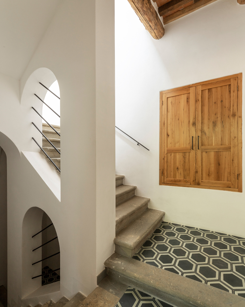escalier pierre ferme rénovée en Toscane