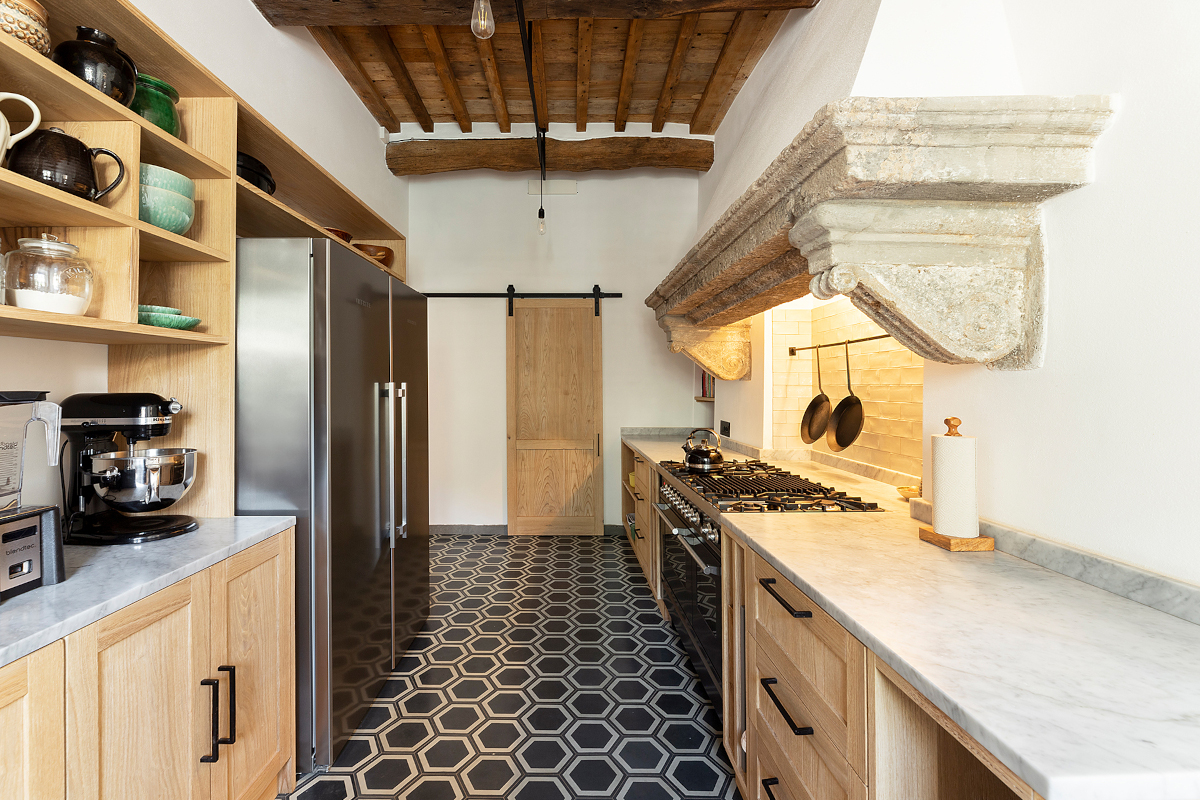 cuisine avec îlot décoration rustique chic ferme rénovée en Toscane