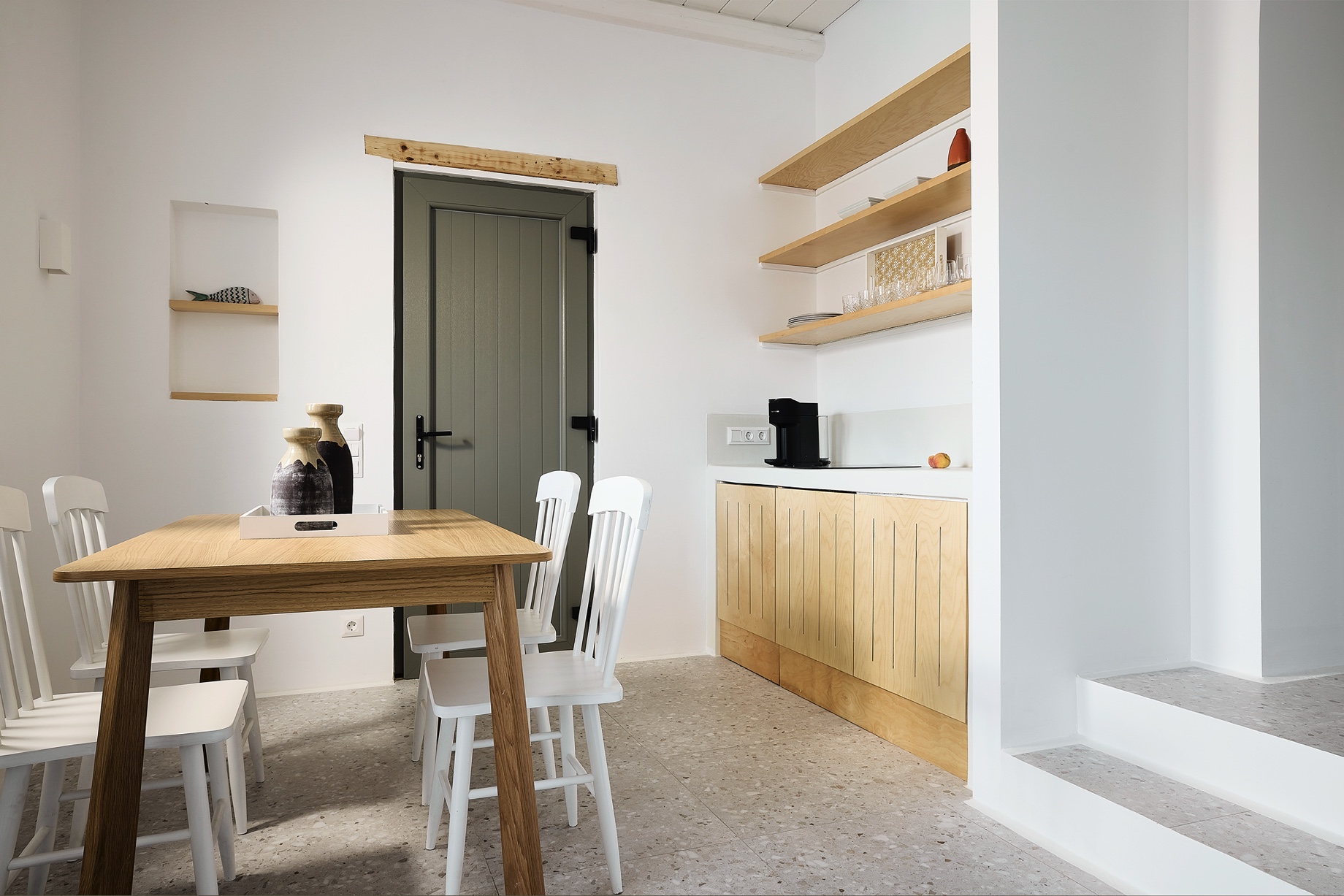 salle à manger décoration naturelle mini maison grecque de 40m2 avec piscine et vue mer salle à manger décoration naturelle mini maison grecque de 40m2 avec piscine et vue mer