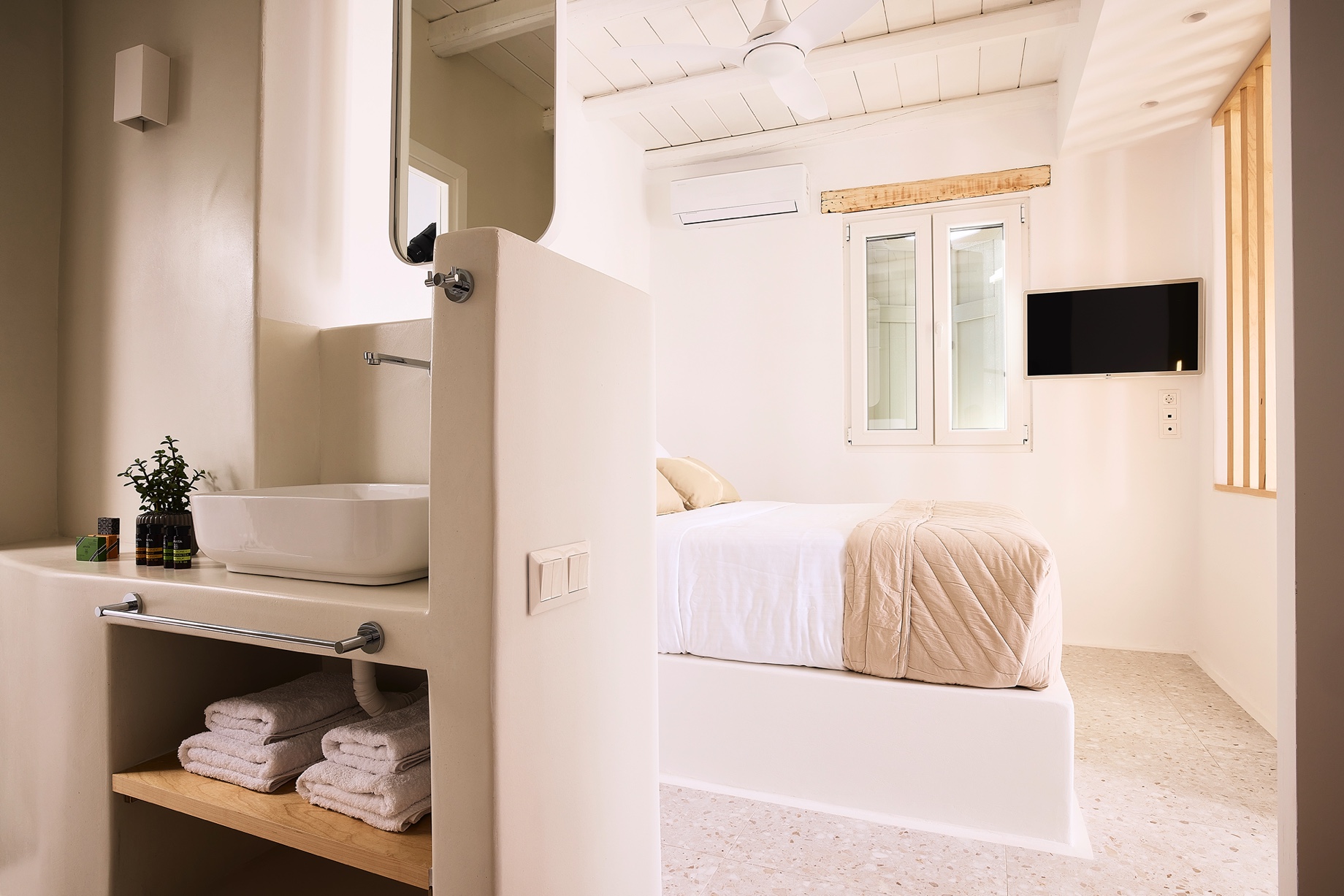 chambre et salle de bain décoration naturelle mini maison grecque de 40m2 avec piscine et vue mer chambre et salle de bain décoration naturelle mini maison grecque de 40m2 avec piscine et vue mer
