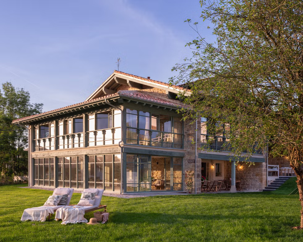 Une maison rurale centenaire en pierres rénovée avec piscine intérieure