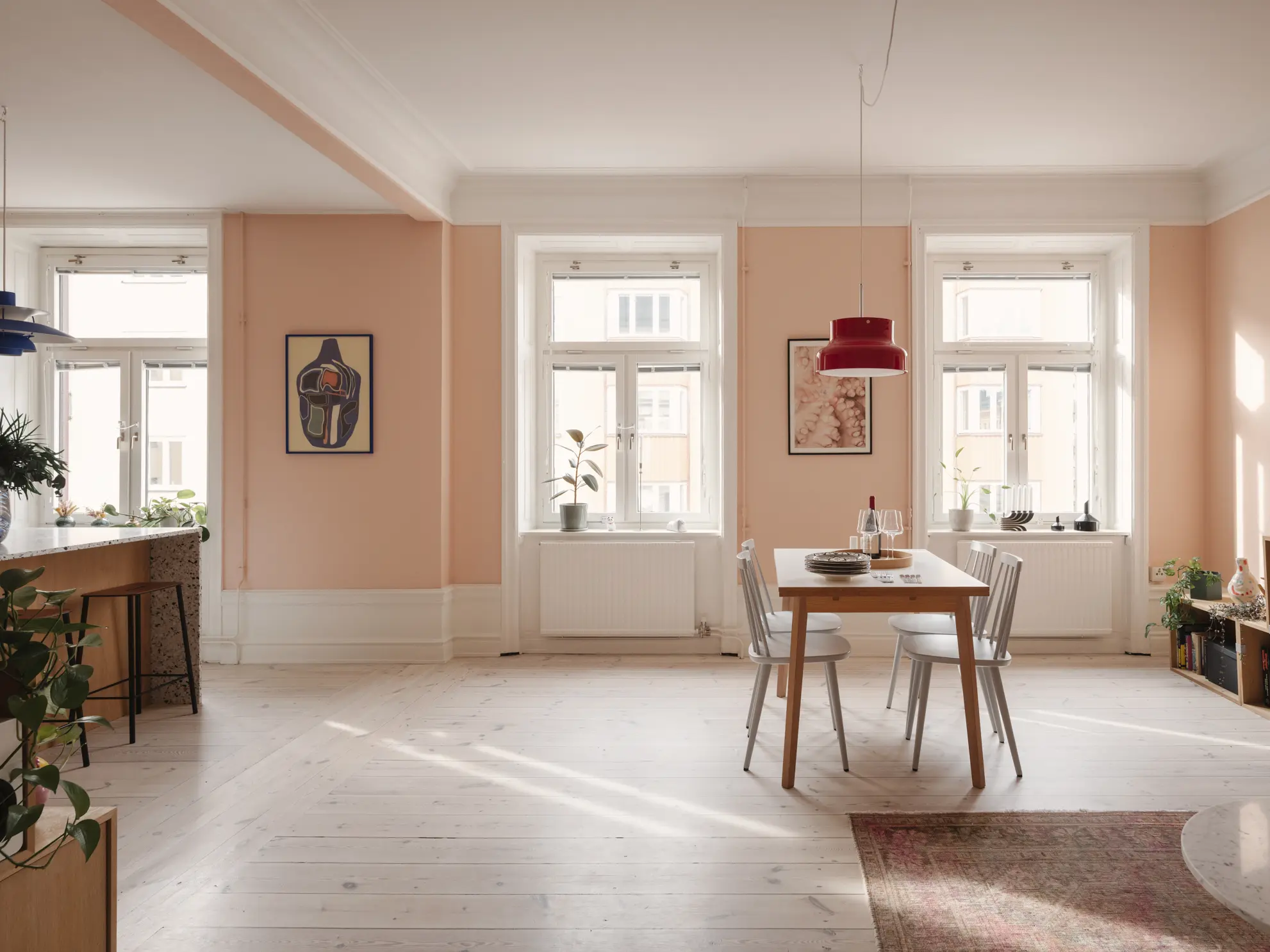 cuisine ouverte et salon murs rose pâle avec moulures blanches décoration contemporaine scandinave