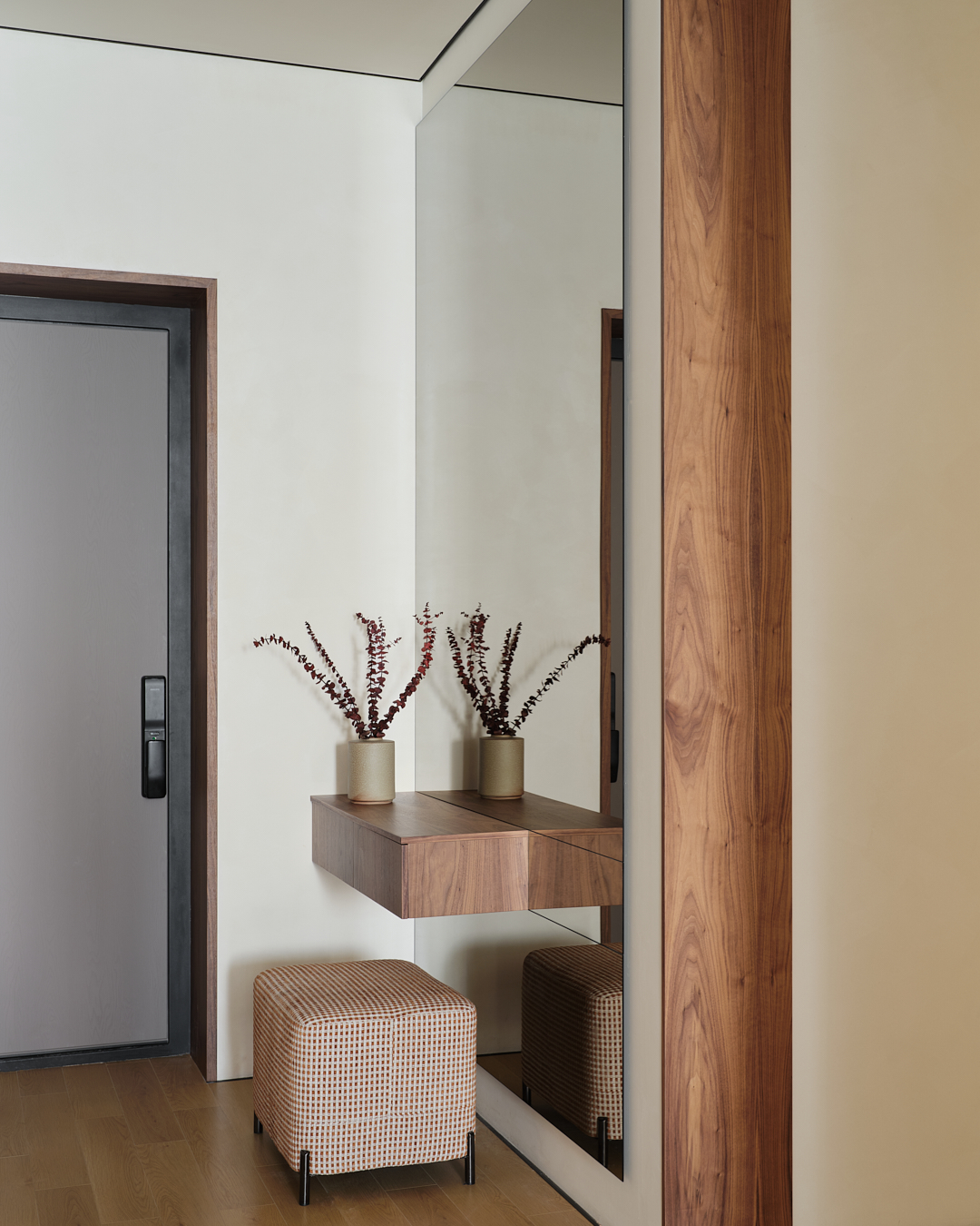 entrée avec console noyer et miroir décoration contemporaine