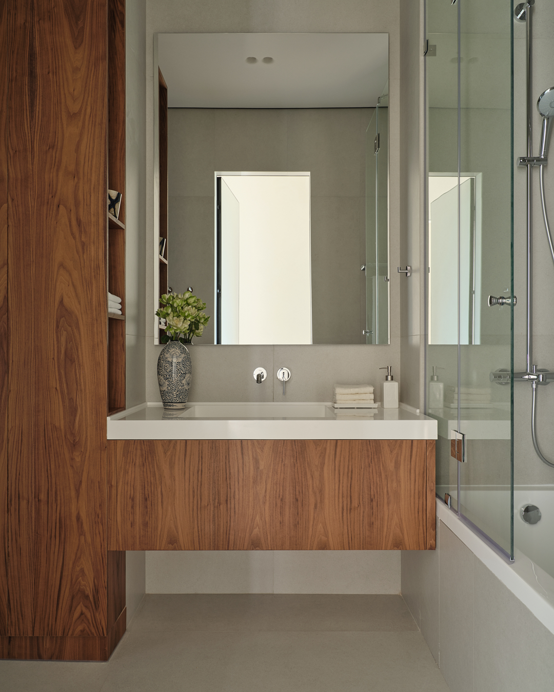 salle de bain design bois et gris pâle