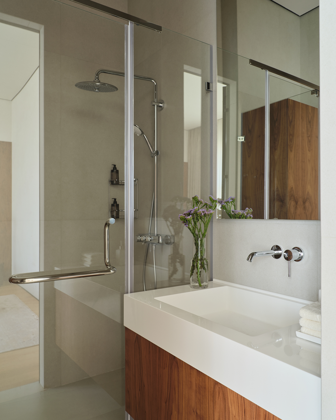salle de bain design bois et gris pâle