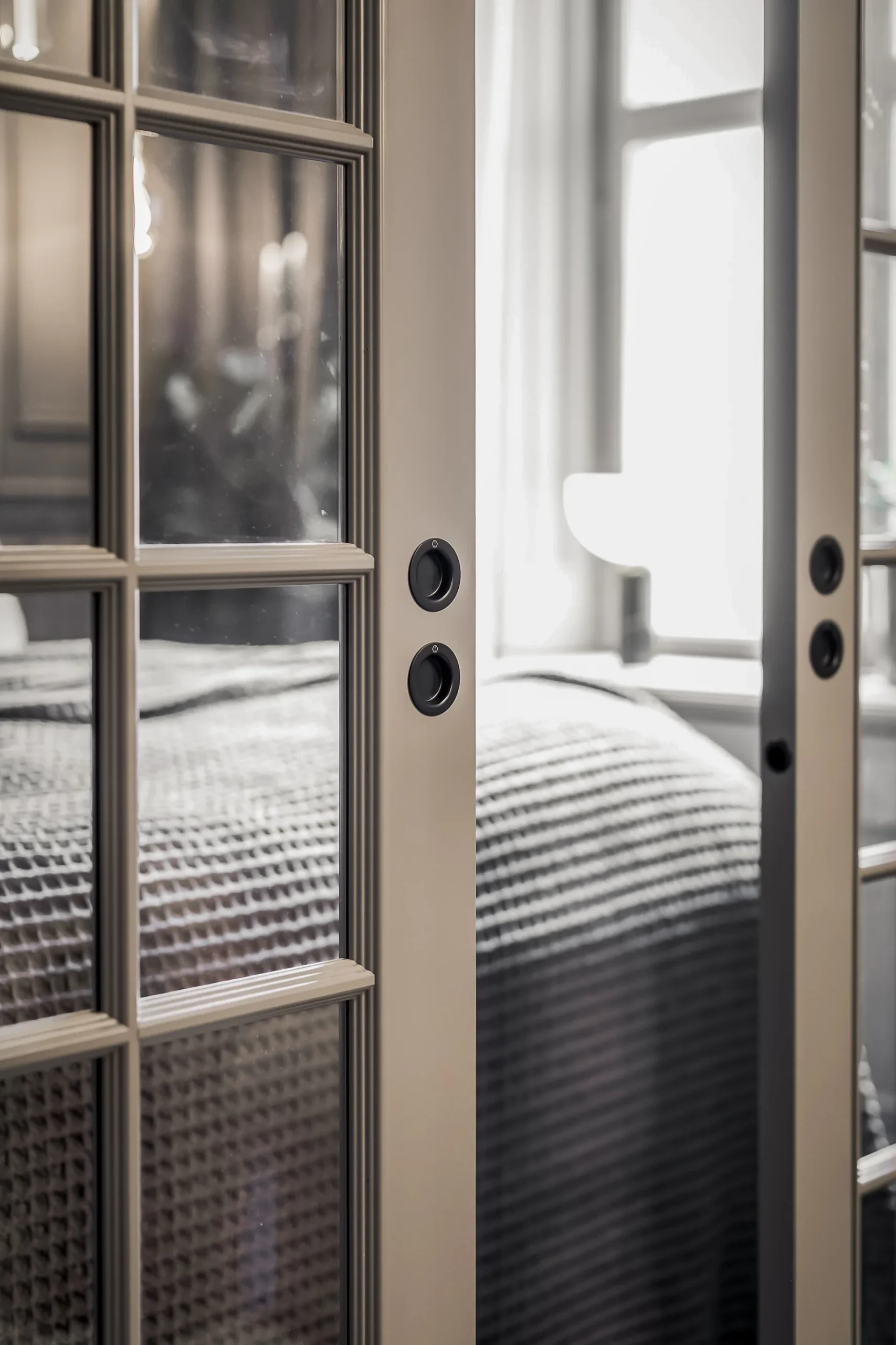 chambre fermée par portes vitrées à galandage