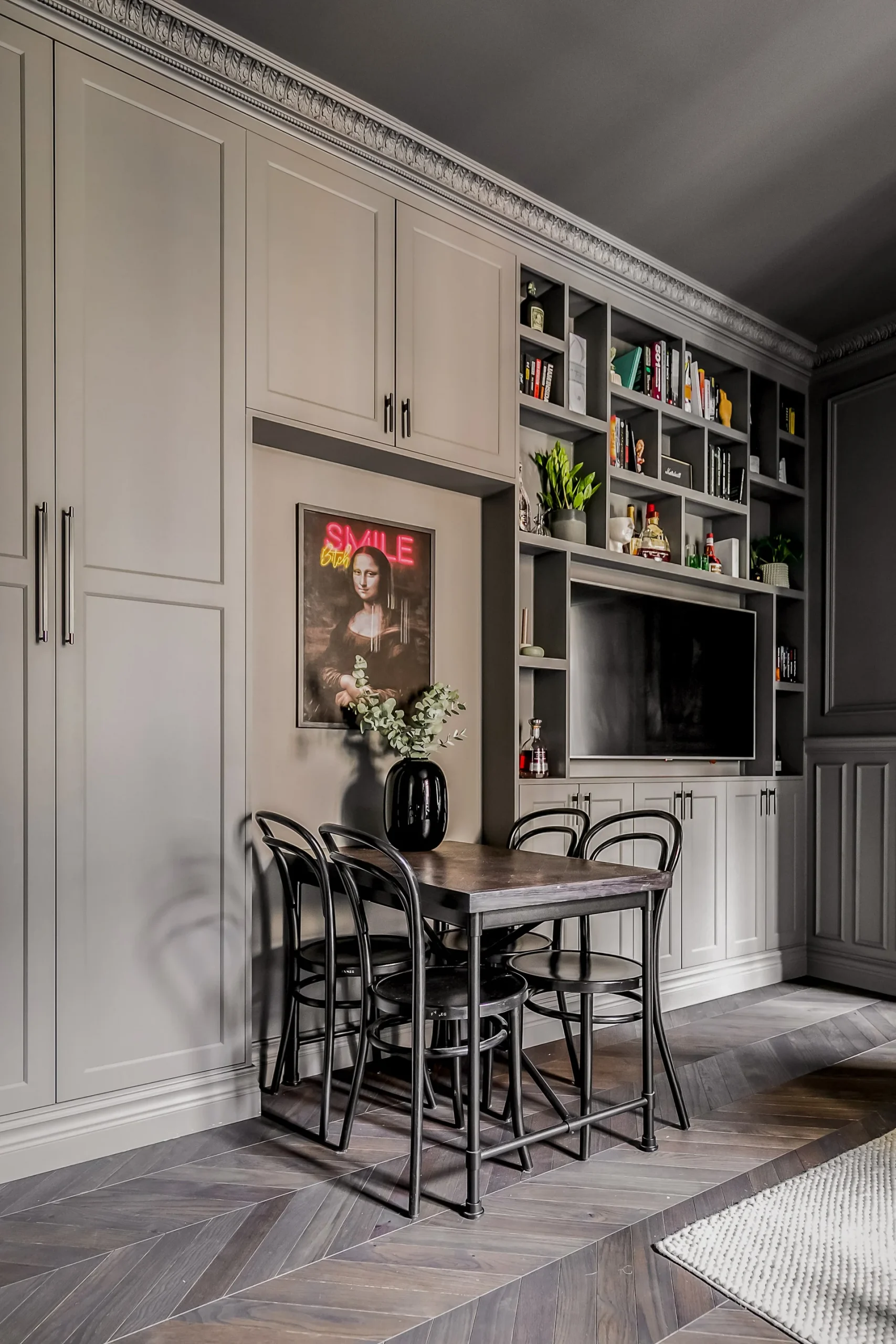 salle à manger et salon avec moulures anciennes décoration grise scandinave et contemporaine deux-pièces 39m2
