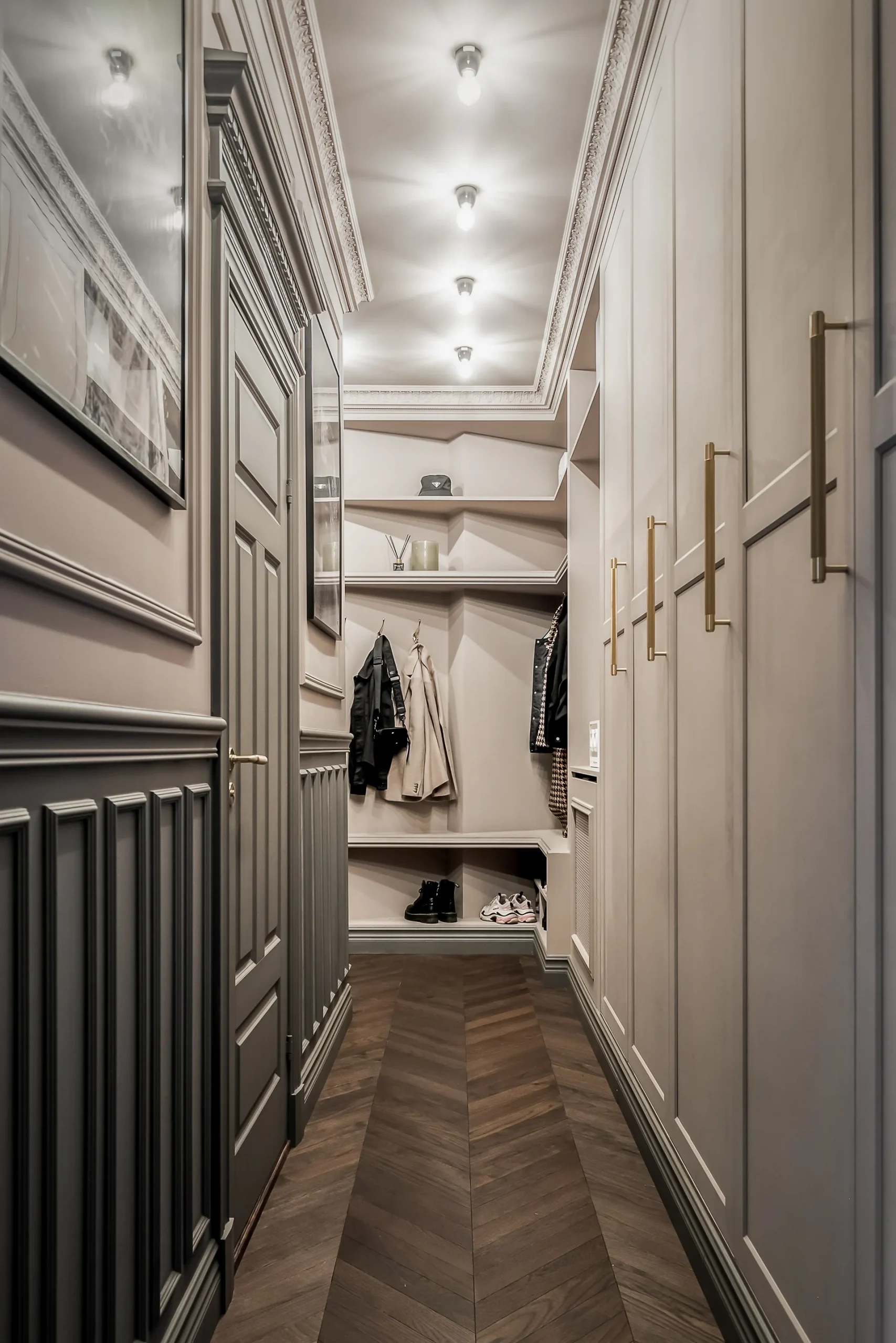 couloir avec moulures et placards décoration grise scandinave et contemporaine deux-pièces 39m2