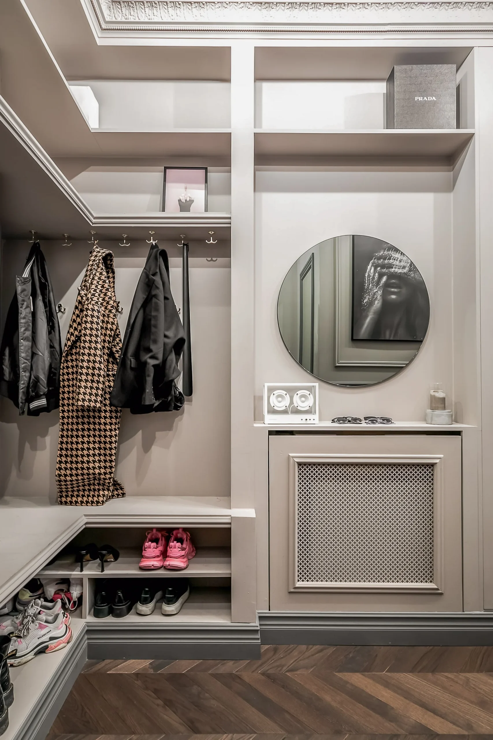 entrée avec moulures décoration grise scandinave et contemporaine deux-pièces 39m2