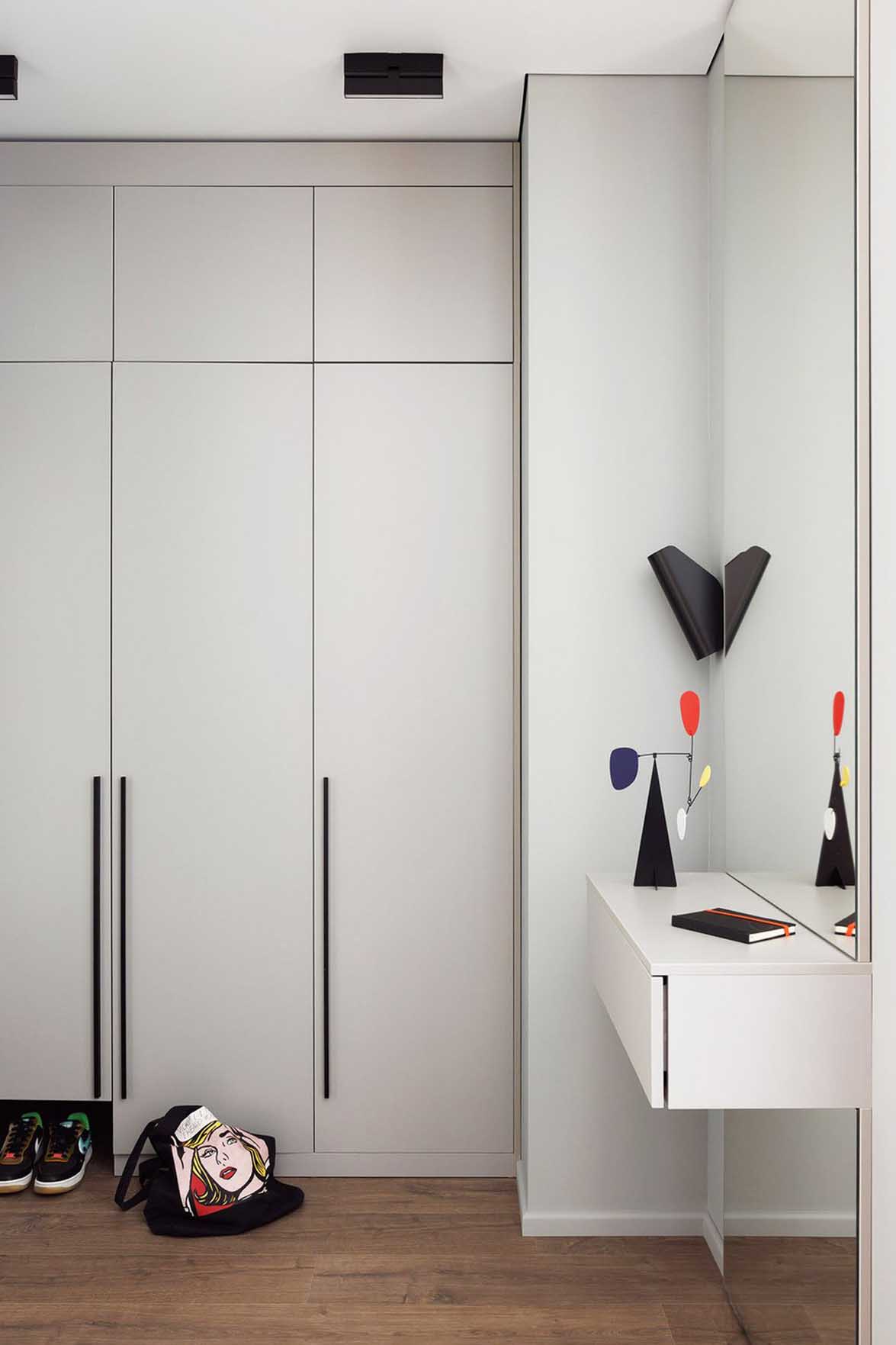 entrée avec placard et console appartement 40m2 décoration contemporaine 