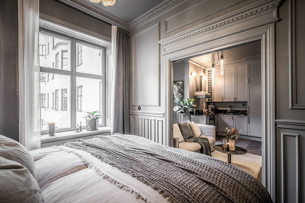 chambre et salon avec moulures anciennes décoration grise scandinave et contemporaine deux-pièces 39m2