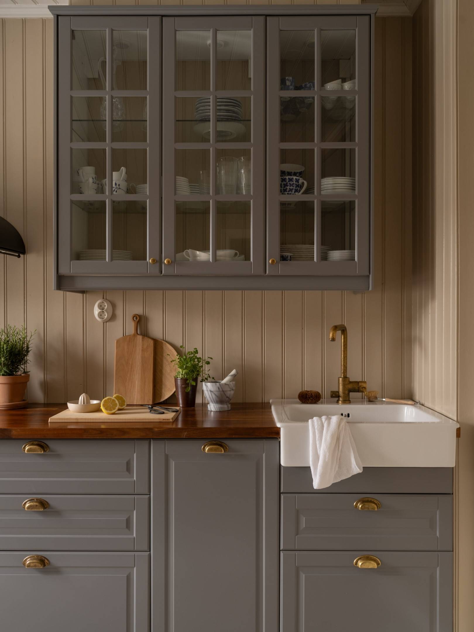 cuisine grise sol parquet peint à damier beige et blanc appartement de 67m2 au charme campagnard décoration scandinave cuisine grise sol parquet peint à damier beige et blanc appartement de 67m2 au charme campagnard décoration scandinave