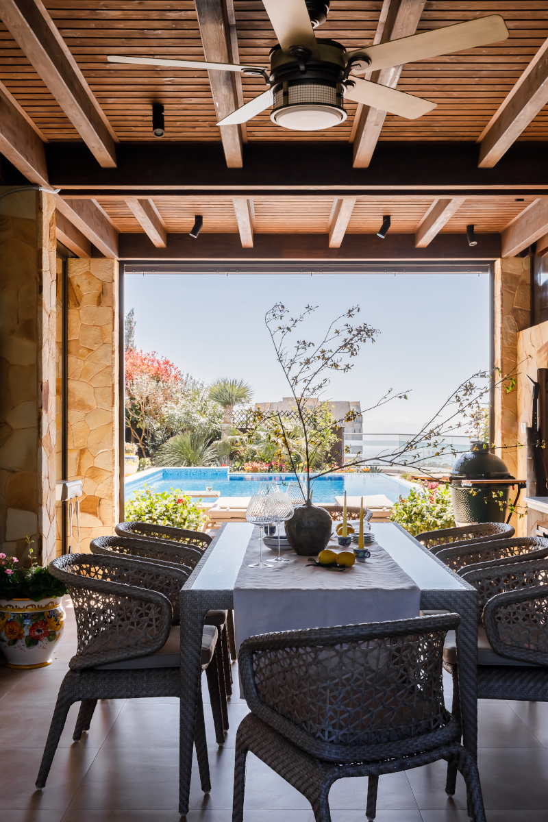 terrasse avec salle à manger d'extérieur maison au bord de la mer Noire