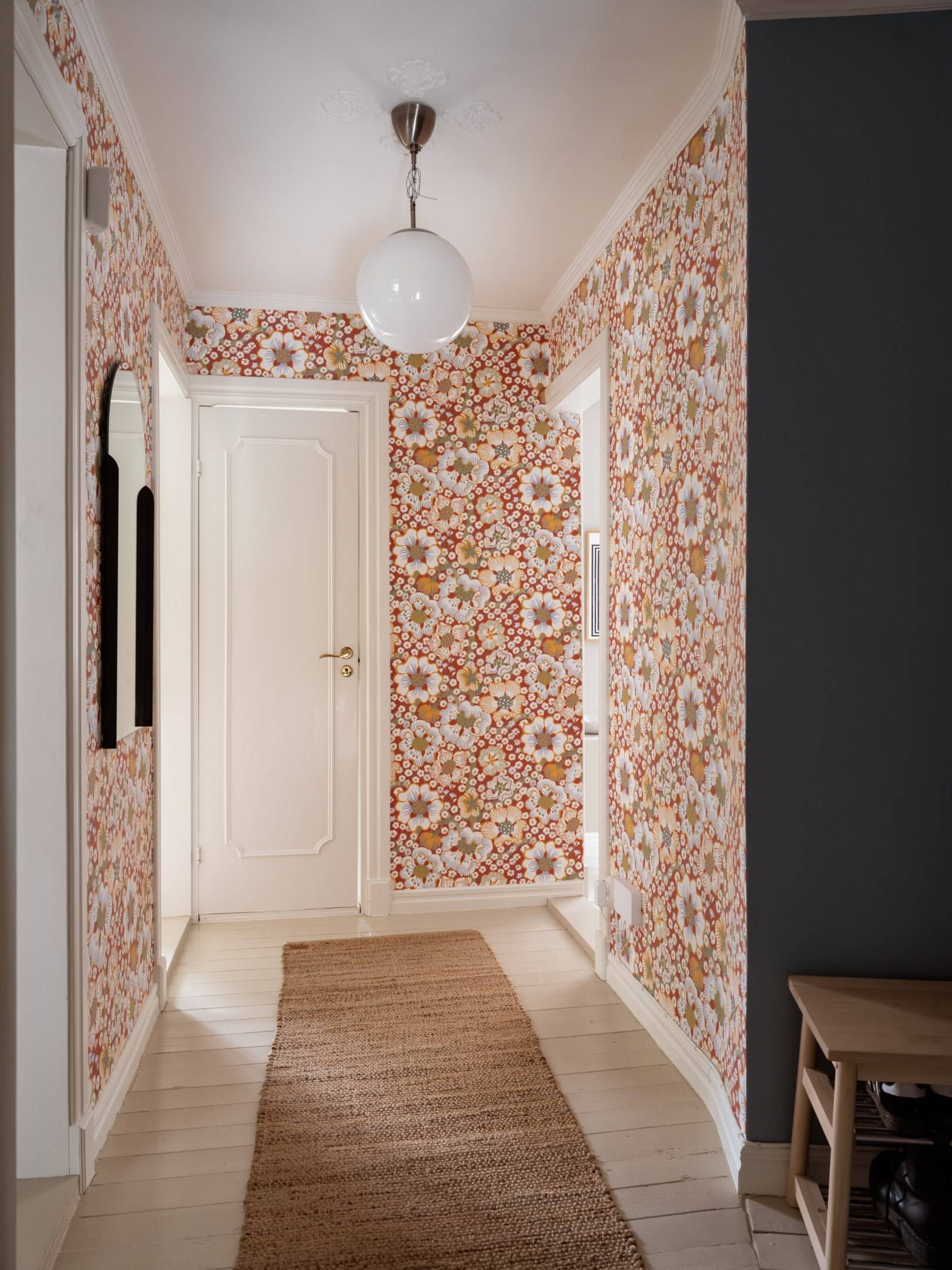 couloir papier-peint Sample Eldblomman de Josef Frank appartement de 67m2 au charme campagnard décoration scandinave couloir papier-peint Sample Eldblomman de Josef Frank appartement de 67m2 au charme campagnard décoration scandinave