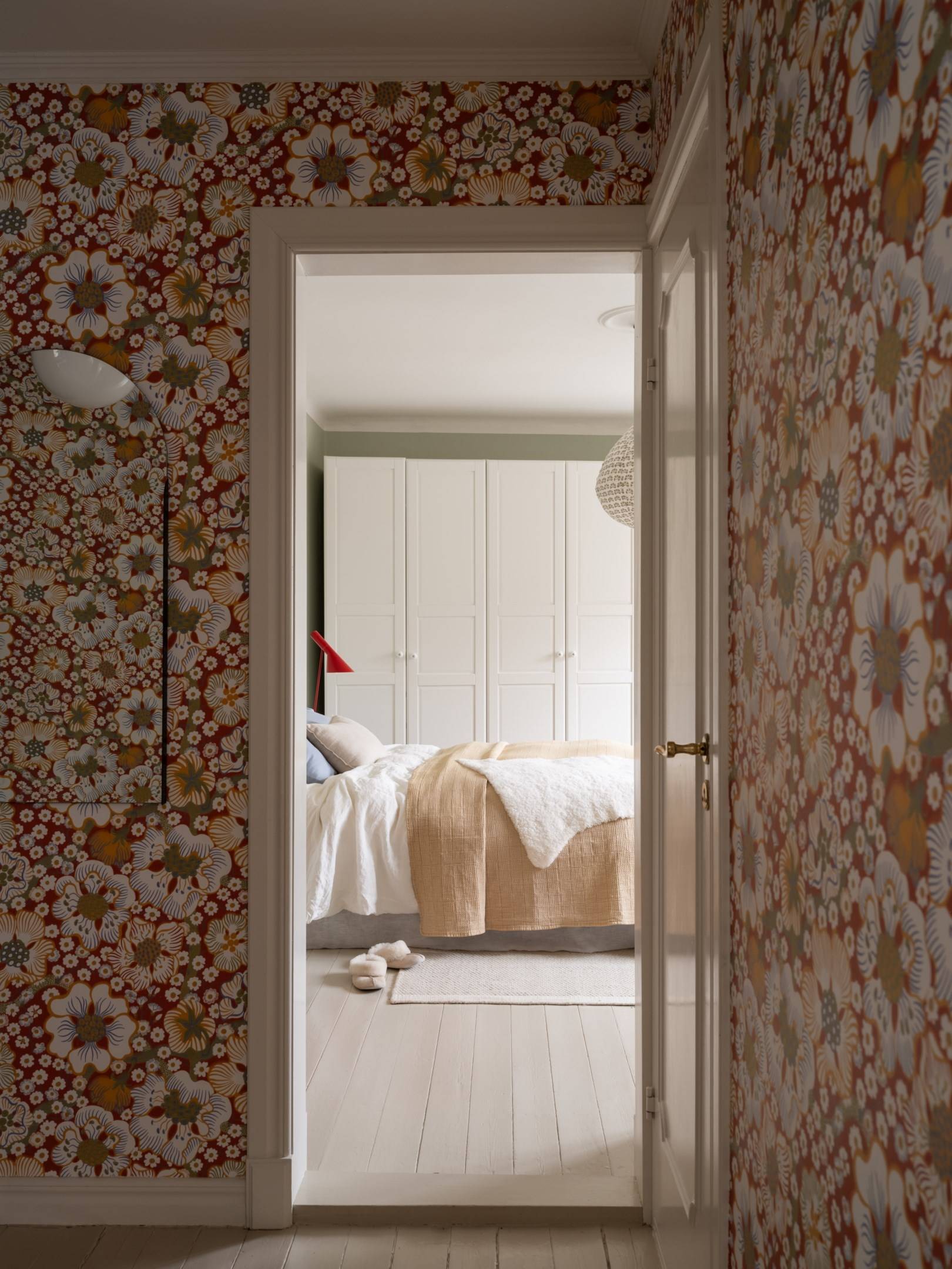 couloir papier-peint Sample Eldblomman de Josef Frank appartement de 67m2 au charme campagnard décoration scandinave couloir papier-peint Sample Eldblomman de Josef Frank appartement de 67m2 au charme campagnard décoration scandinave