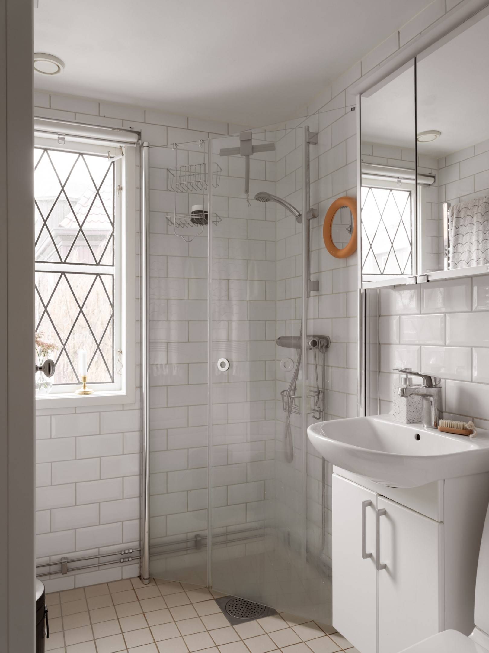 salle de bain blanche appartement de 67m2 au charme campagnard décoration scandinave salle de bain blanche appartement de 67m2 au charme campagnard décoration scandinave