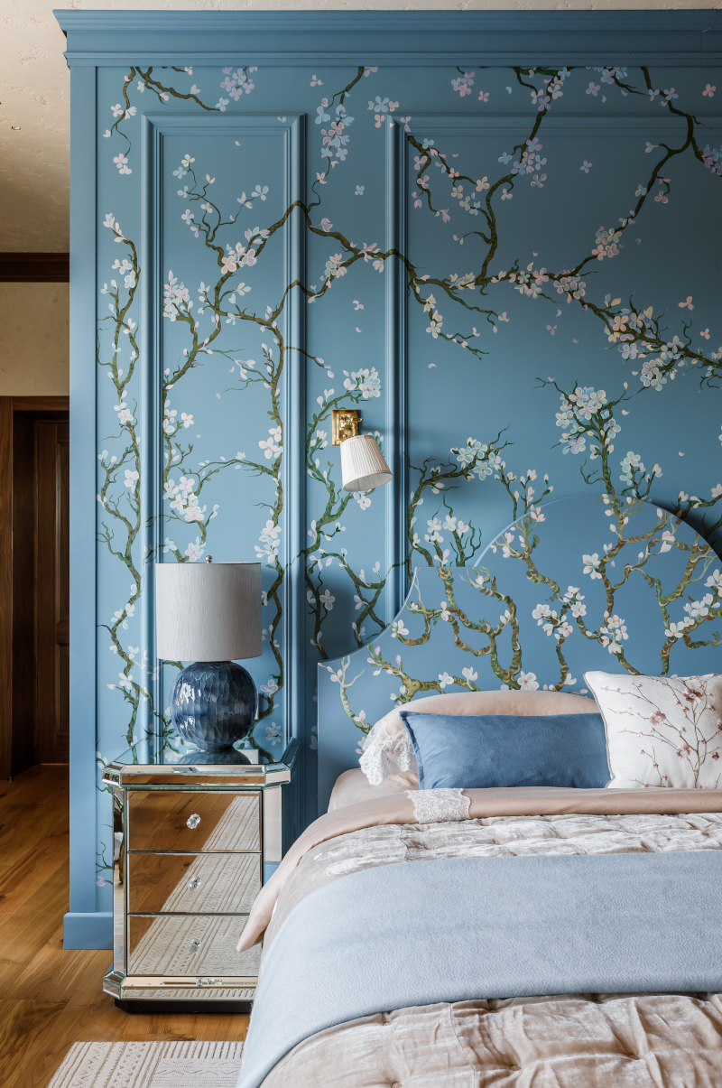chambre avec papier-peint inspiration cerisiers en fleurs au Japon décoration vintage