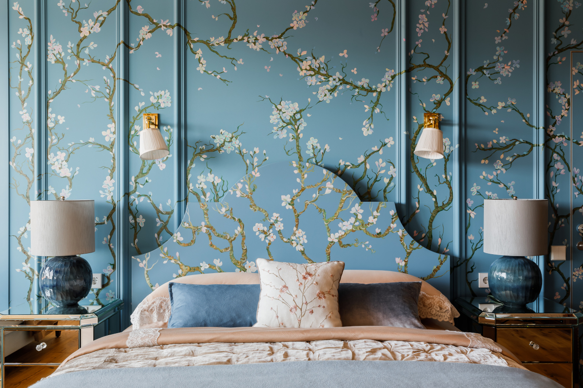 chambre avec papier-peint inspiration cerisiers en fleurs au Japon décoration vintage