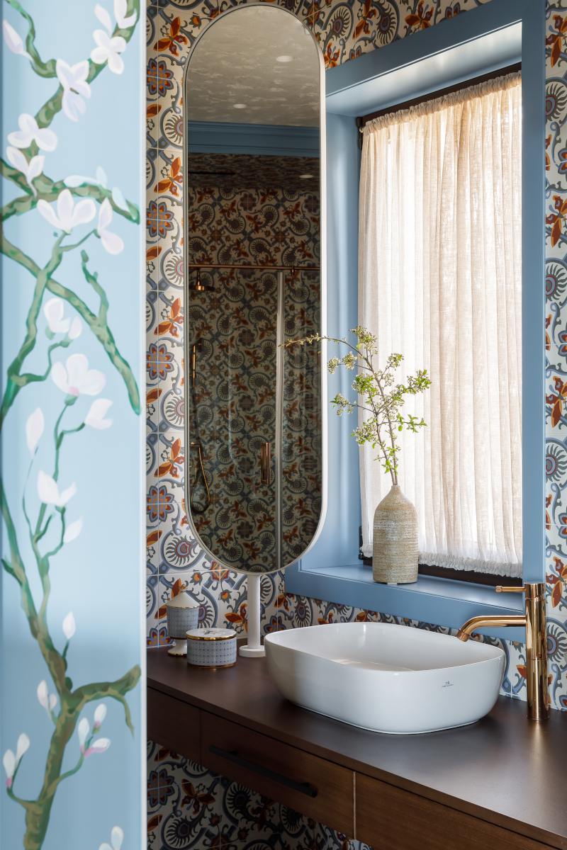 chambre avec papier-peint inspiration cerisiers en fleurs au Japon décoration vintage et salle de bain