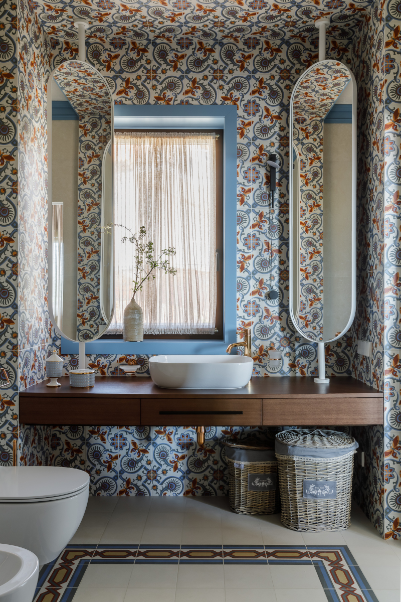 salle de bain maximaliste décoration vintage