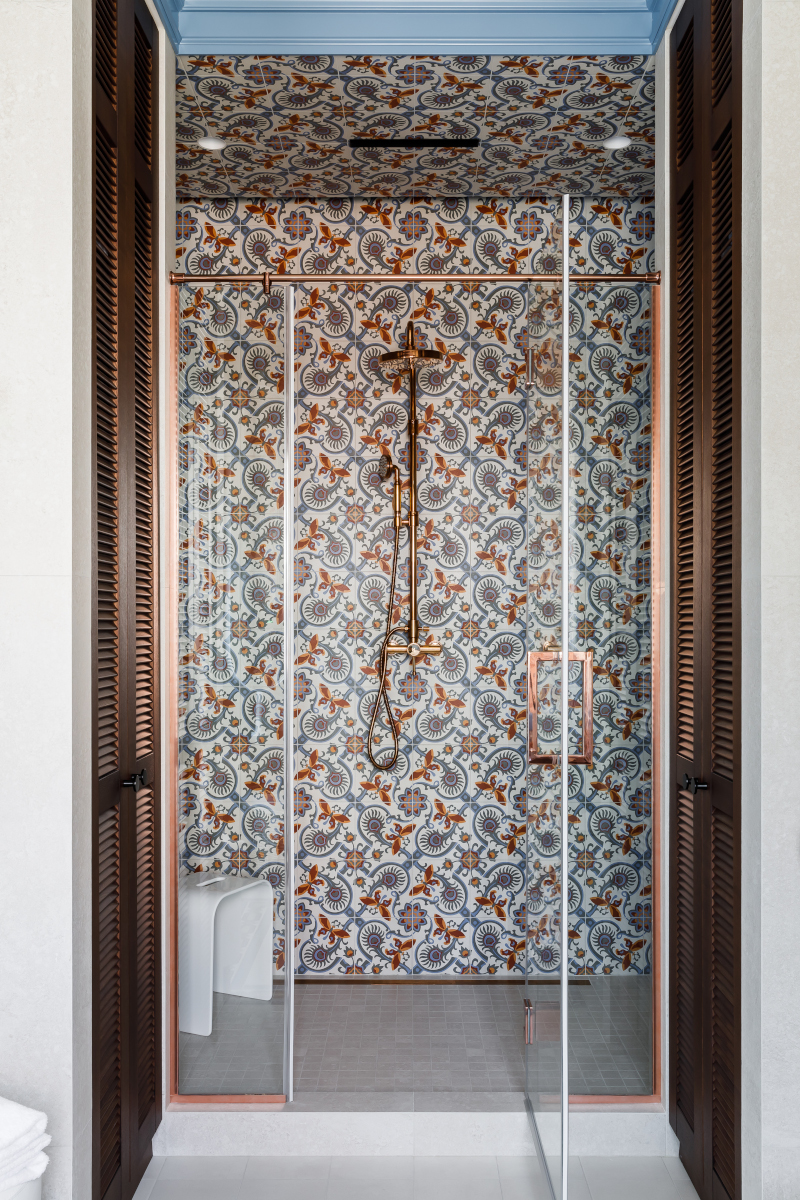 douche dans salle de bain maximaliste décoration vintage