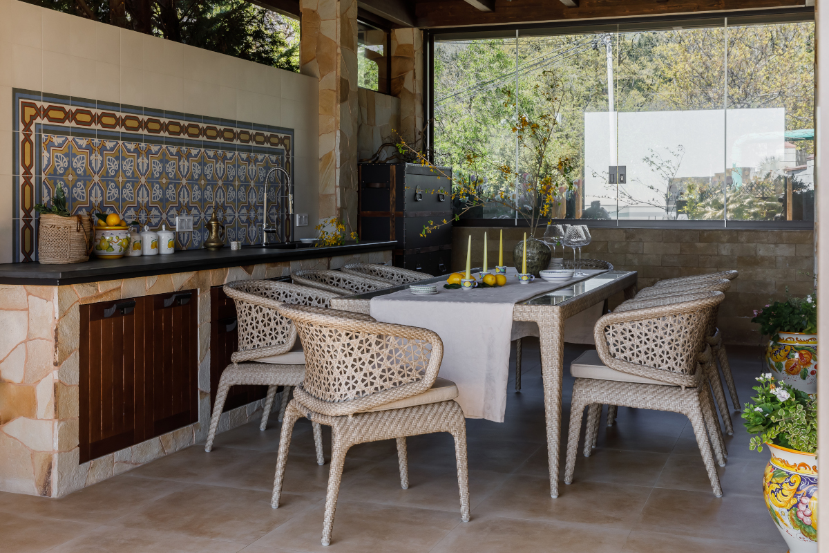 cuisine d'été et terrasse avec salle à manger d'extérieur maison au bord de la mer Noire
