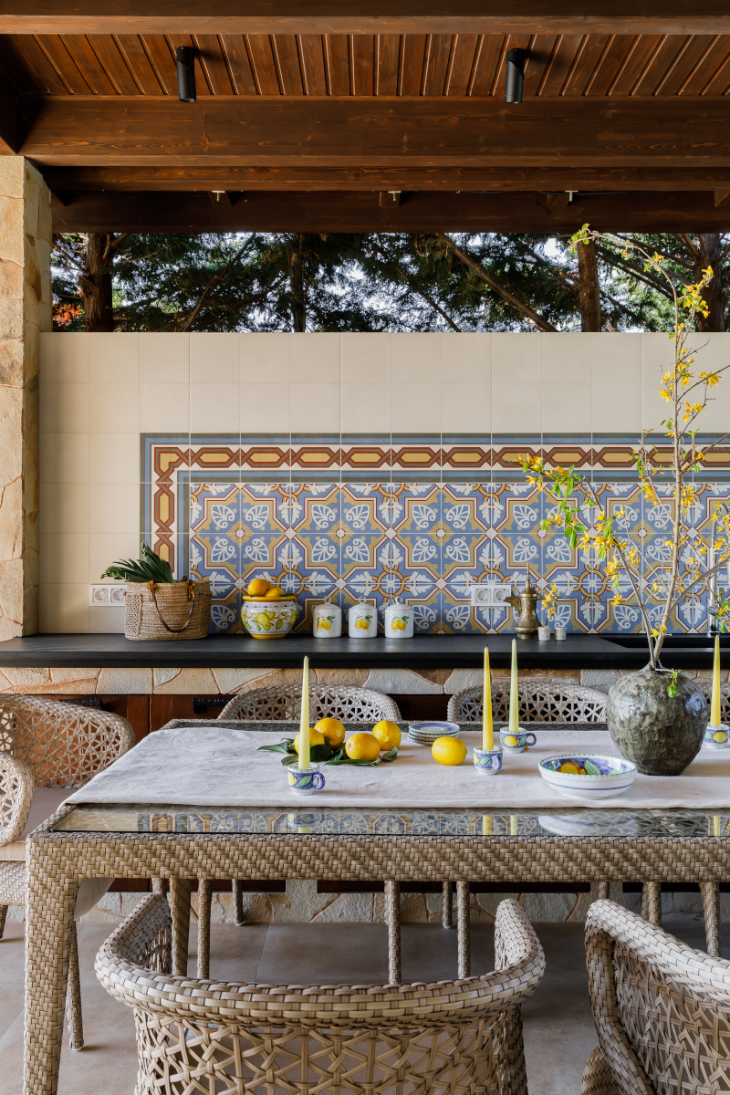 cuisine d'été sur terrasse avec salle à manger d'extérieur maison au bord de la mer Noire