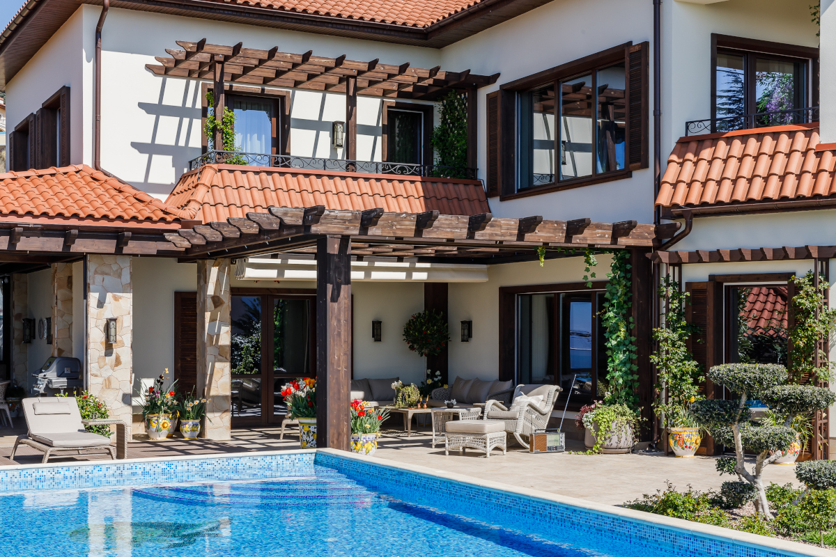 maison au bord de la mer Noire avec piscine